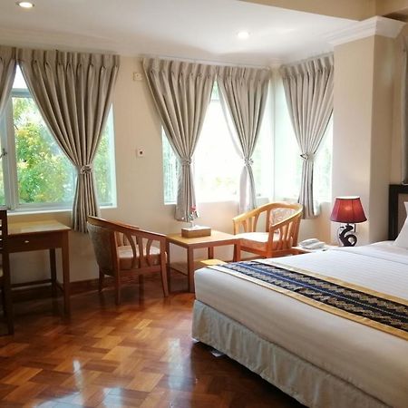Grand Laurel Hotel Yangon Bagian luar foto