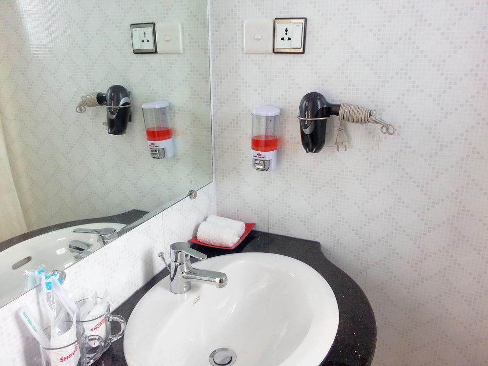 Grand Laurel Hotel Yangon Bagian luar foto