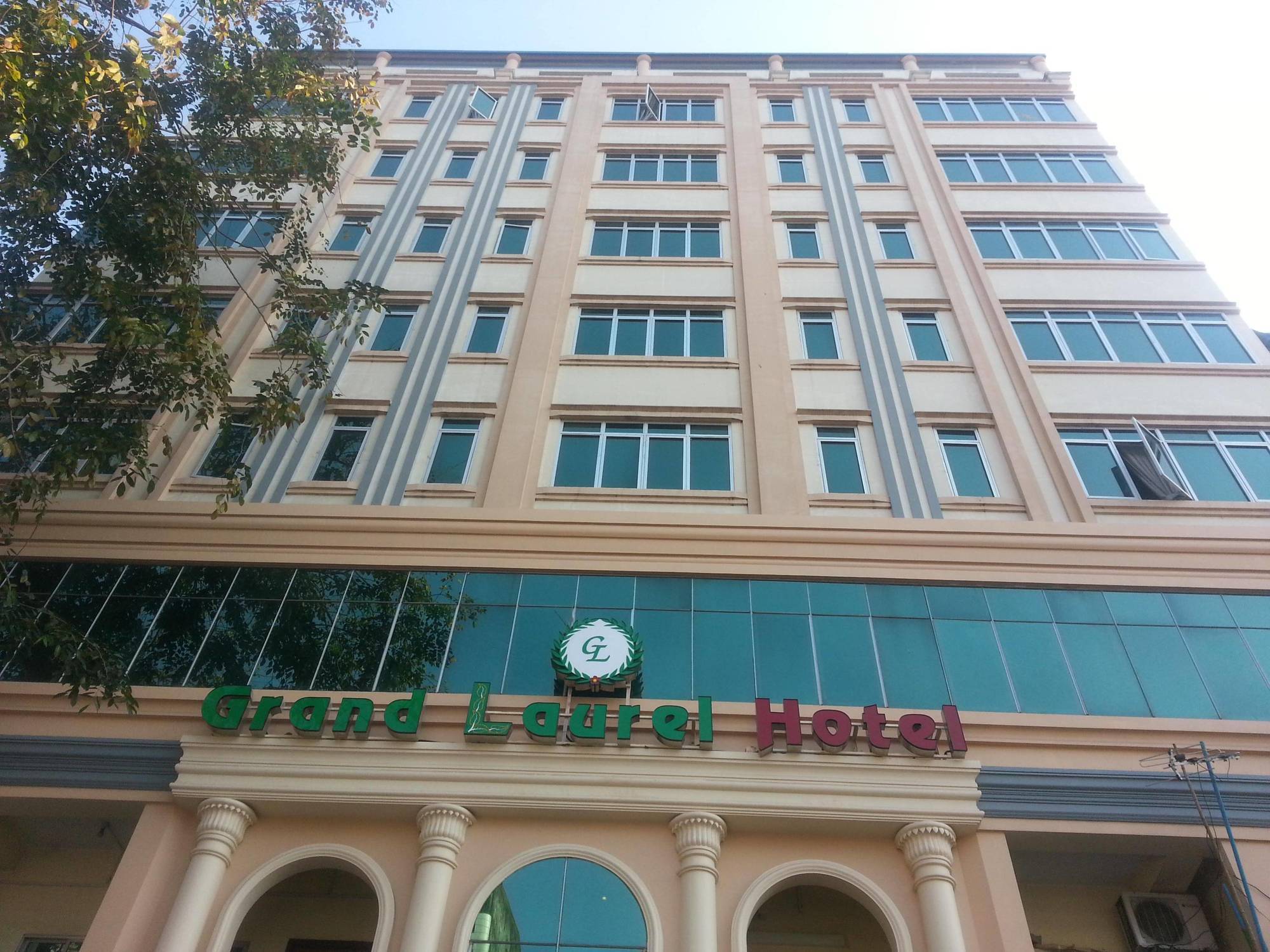 Grand Laurel Hotel Yangon Bagian luar foto