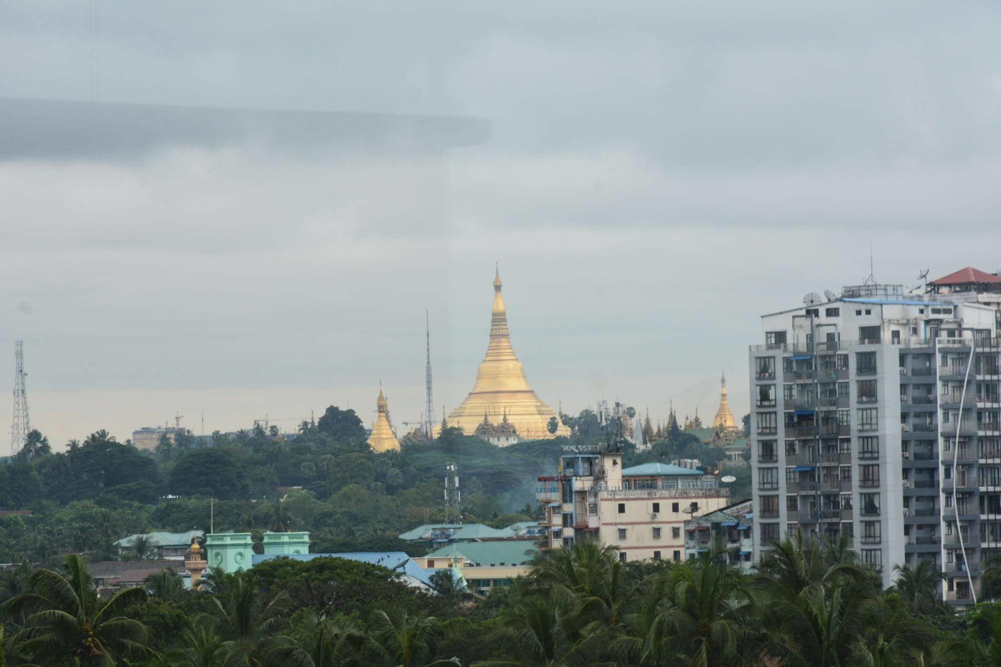 Grand Laurel Hotel Yangon Bagian luar foto