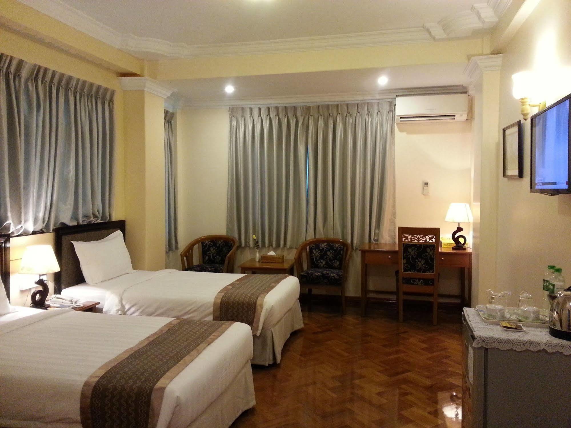 Grand Laurel Hotel Yangon Bagian luar foto