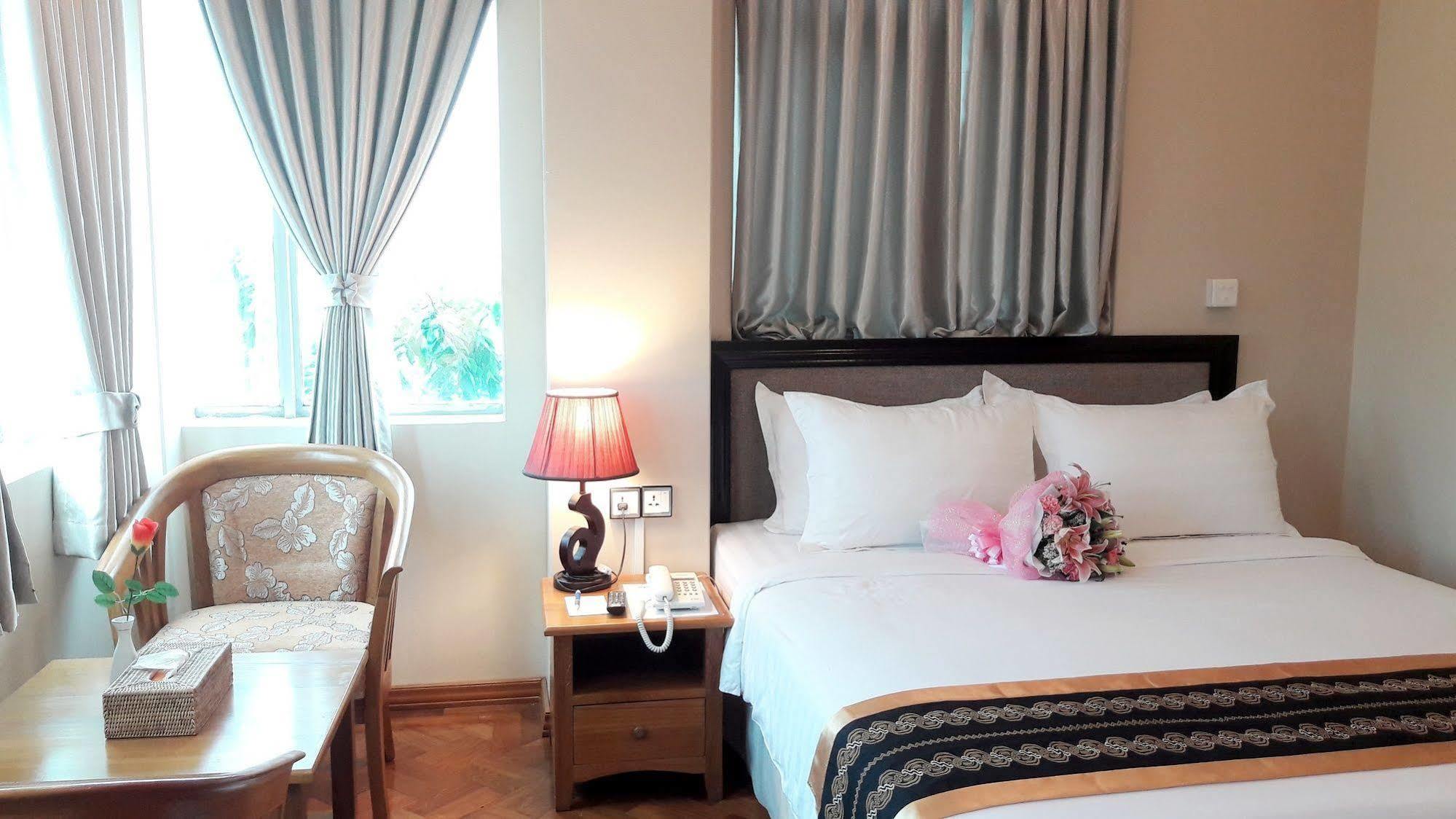 Grand Laurel Hotel Yangon Bagian luar foto