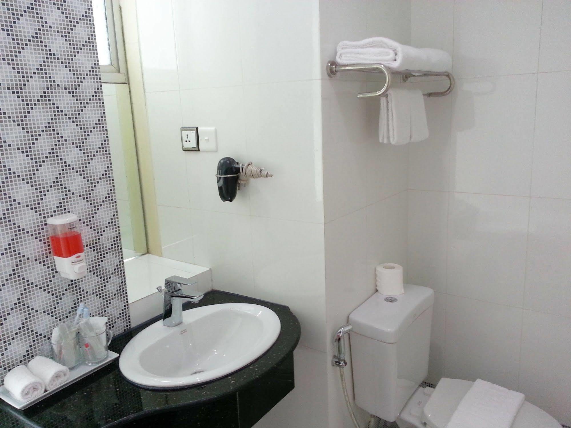 Grand Laurel Hotel Yangon Bagian luar foto