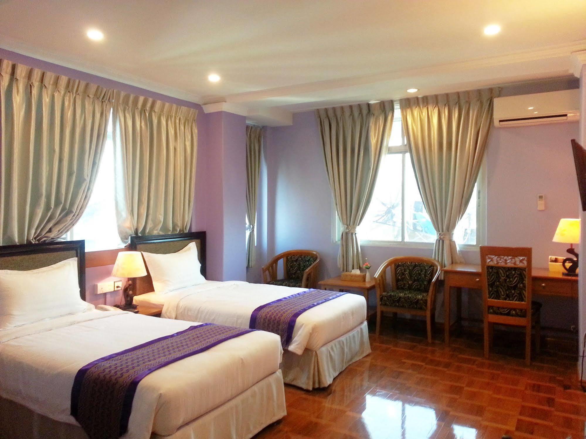 Grand Laurel Hotel Yangon Bagian luar foto
