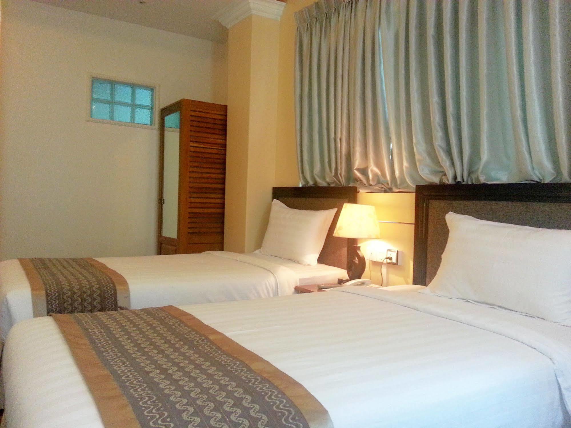 Grand Laurel Hotel Yangon Bagian luar foto