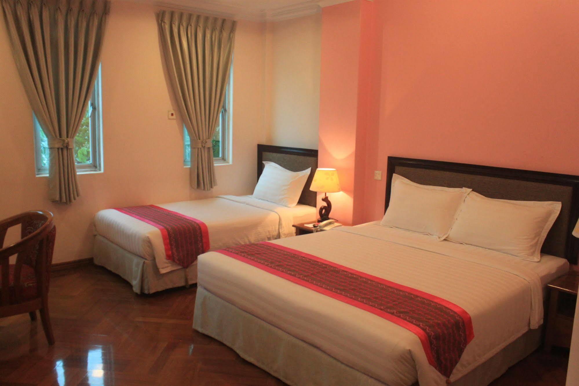 Grand Laurel Hotel Yangon Bagian luar foto