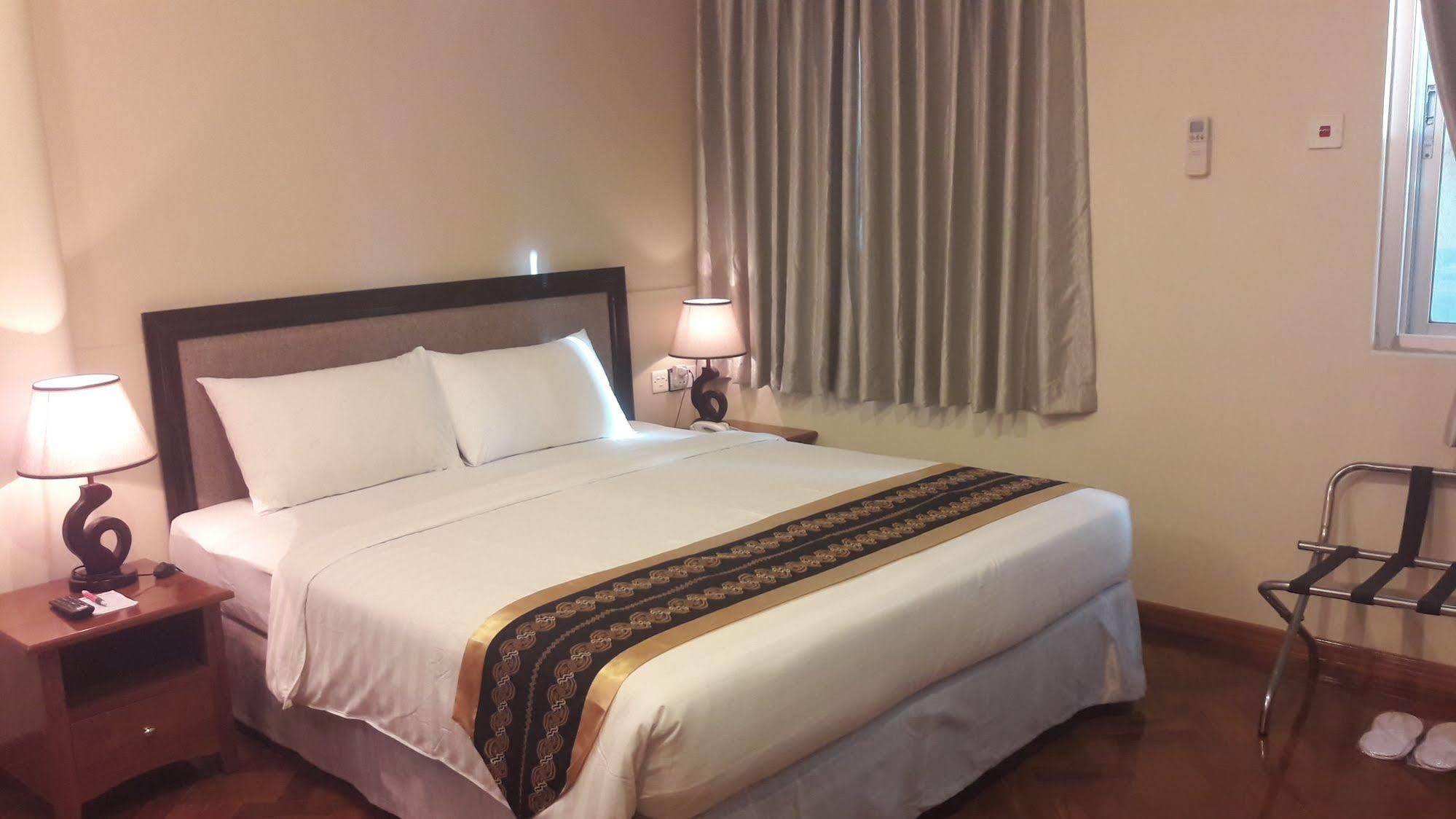 Grand Laurel Hotel Yangon Bagian luar foto