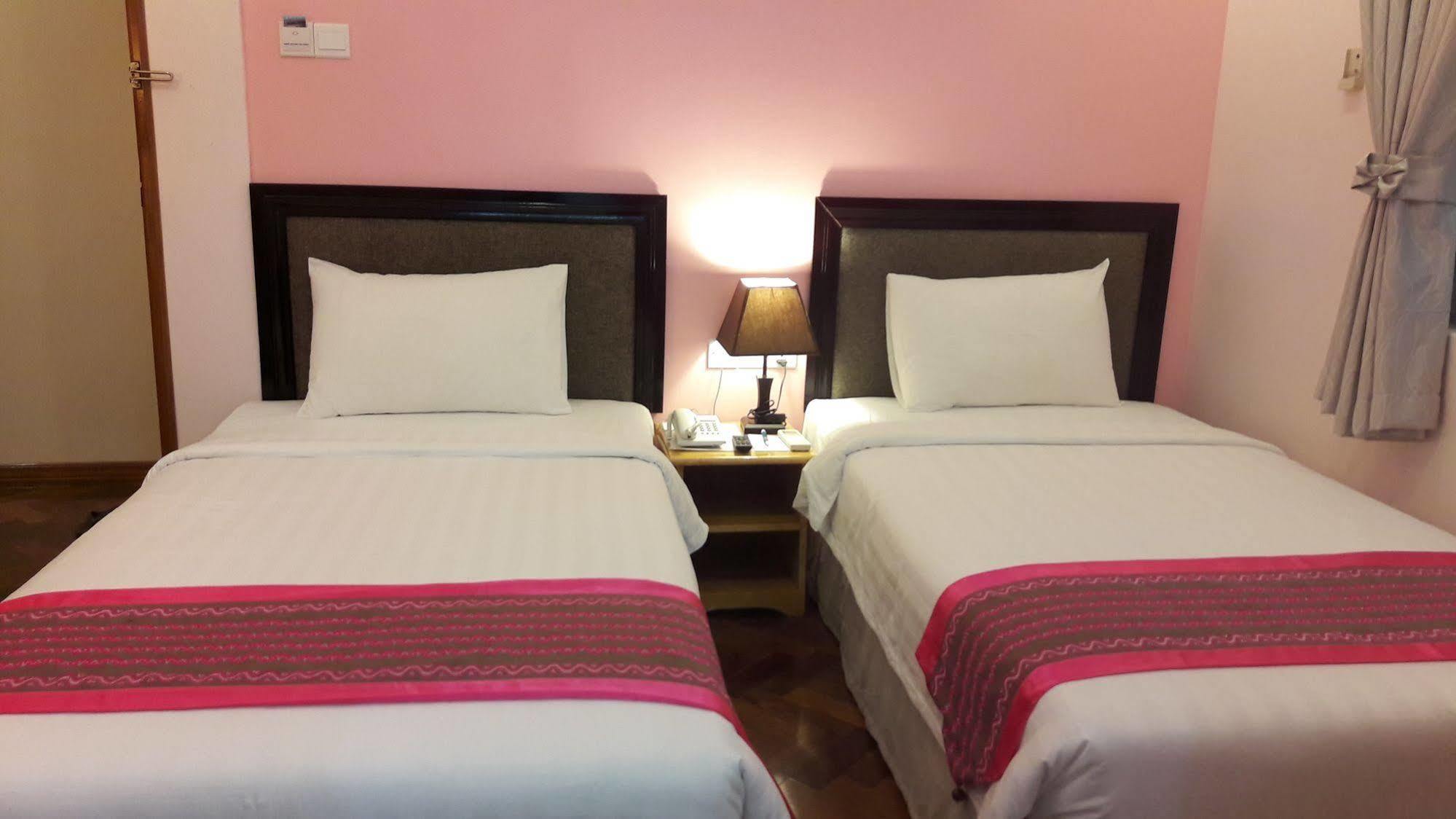 Grand Laurel Hotel Yangon Bagian luar foto