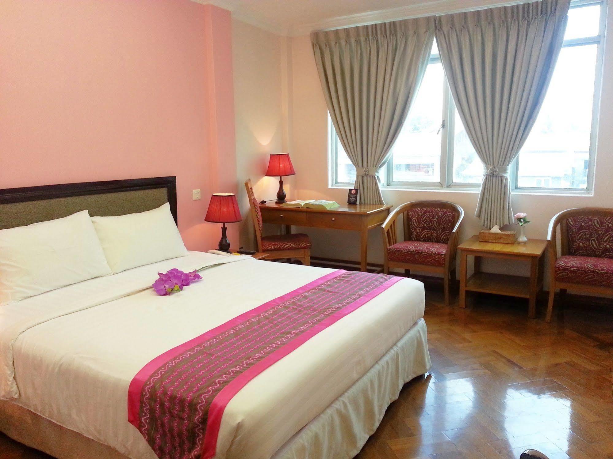 Grand Laurel Hotel Yangon Bagian luar foto